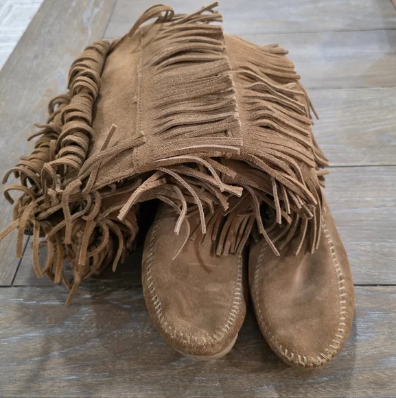 Minnetonka Five Layer Fringe Boots, Women's Size 8 - Picture 4 of 6